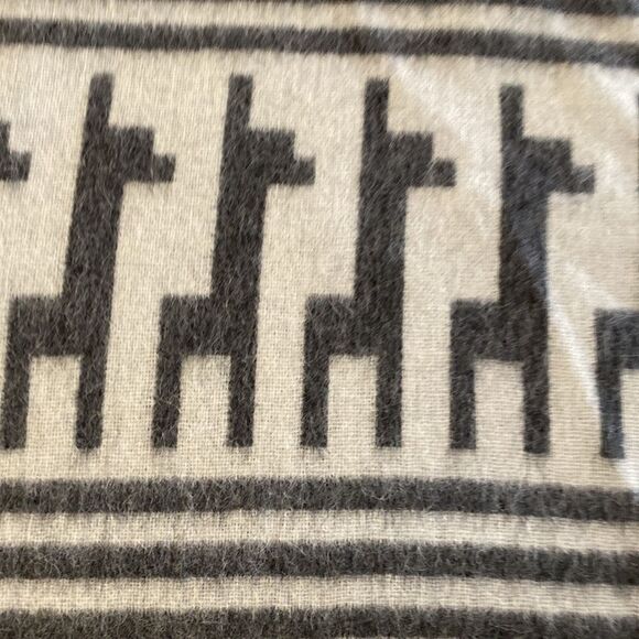 Alpaca Threadz blanket - Picture 3 of 6